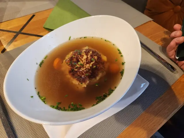 Rindssuppe mit Pressknödel: Klare, würzige Suppe mit flaumigem, goldgelb gebratenem Knödel. | Foto: Genussspecht