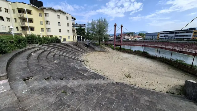 Die Salzachbucht mit den Sitzreihen. | Foto: Josef Wind