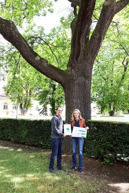 Vizebürgermeisterin Michaela Haidvogel und Wirtschaftshofleiter Peter Fröhlich freuen sich über
die positive Bewertung der Maria Enzersdorfer Bäume.