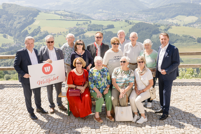 Die Silberlöwen aus dem Bezirk Melk bei der gemeinsamen Wallfahrt der Wirtschaftsbund Silberlöwen am Sonntagberg mit WKNÖ Präsident WBNÖ Landesgruppenobmann Wolfgang Ecker, Abgeordneter zum Nationalrat WBNÖ Direktor Harald Servus und dem Landesvorsitzenden der Wirtschaftsbund Silberlöwen Peter Hopfeld. | Foto: WBNÖ/Doris Schwarz-König