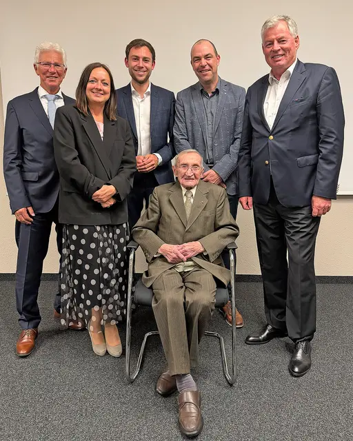 Ältestes Vereinsmitglied: Mit 103 Jahren ist Lorenz Danzl um über 74 Jahre älter als das jüngste Vereinsmitglied, Thomas Kirchler, MSc (hinten mitte). An diesem Abend wurden auch die neuen Mitglieder - Mag. (FH) Manuela Hochmuth und HR Mag. René Winkler (2.v.r.) - im Sparkassenverein von Vereinspräsident KommR Mag. Harald Wanke (l.) und seinem Stellvertreter Ing. Mag. Johannes Steinlechner (r.) herzlich begrüßt. Nicht im Bild: Mag. Philipp Teissl