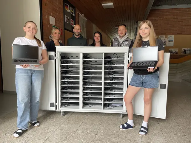 Greiner Schule konnte Notebookwagen anschaffen