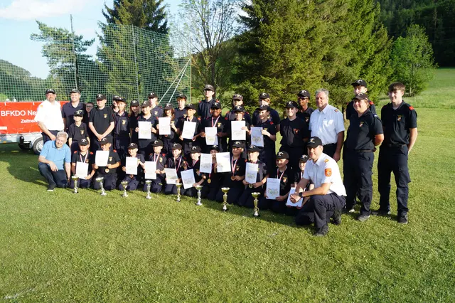 Pokale für die Bewerbsgruppe Pitten. | Foto: AFKDO Gloggnitz, ASB Jürgen Wittine