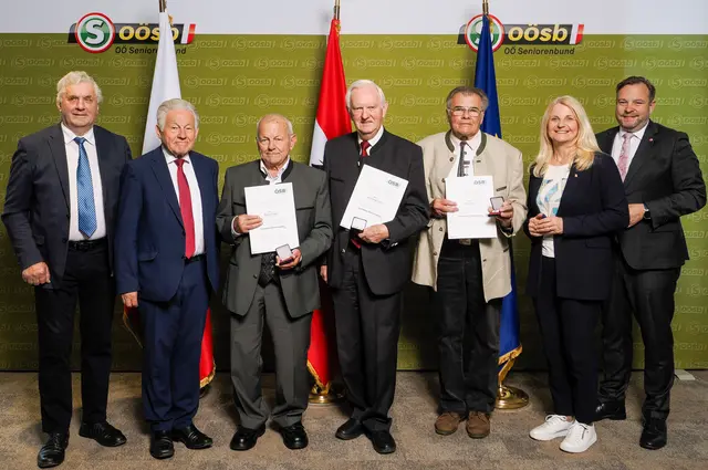 Bezirksobmann Leopold Wipplinger, Landesobmann und Landeshauptmann außer Dienst Josef Pühringer, die Geehrten Ernst Gruber, Karl Degenhart und Anton Fesl, Landtagsabgeordnete Gertraud Scheiblberger und Landesgeschäftsführer Franz Ebner (v. l.). | Foto: OÖ Seniorenbund