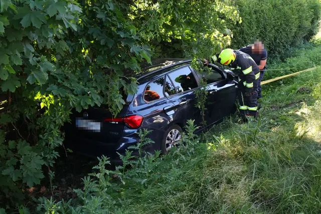 Die Person am Steuer wurde von der Rettung mit Unterstützung der Feuerwehr aus dem Auto gerettet. | Foto: laumat/Matthias Lauber