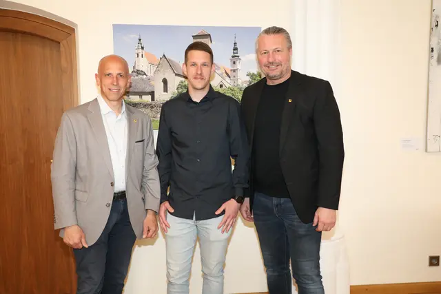 Bereichsleiter Hannes Zimmermann (l.) und Bürgermeister Peter Molnar (r.) wünschten Markus Sykora alles Gute für seine neue Aufgabe als Leiter des Amts für Sicherheit und Ordnung | Foto: Stadt Krems