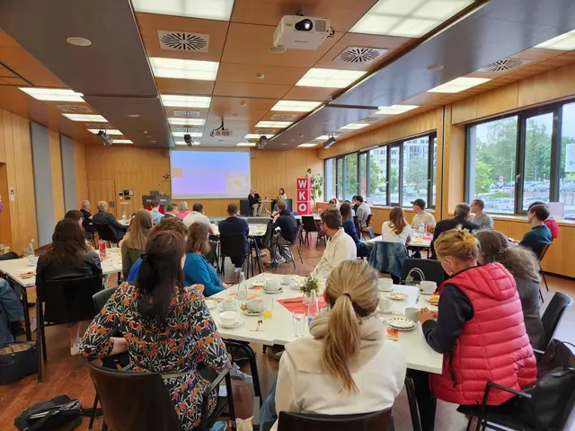 Zahlreiche Jungunternehmer folgten der Einladung und bekamen praxisnahe Einblicke, u.a. beim Talk mit Elisabeth Gabriel (Gründerin und Inhaberin von oh wie fein - store &amp; café in Gmunden).
 | Foto: WKO Gmunden