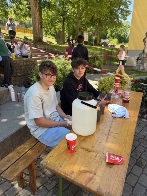 An der Labestation wurden die Läuferinnen und Läufer versorgt.