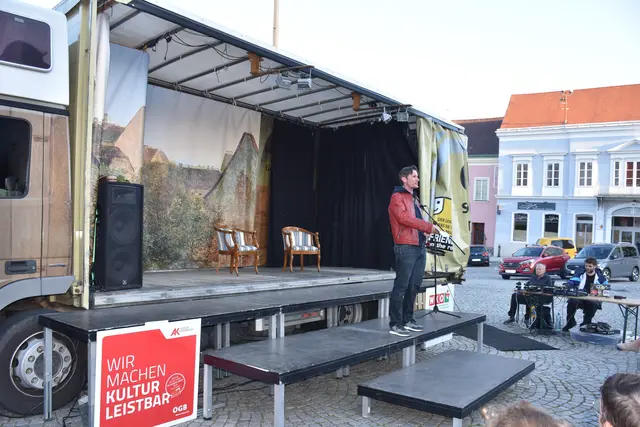 Das Lastkrafttheater machte mit seiner mobilen Bühne Station am Retzer Hauptplatz. | Foto: Alexandra Goll