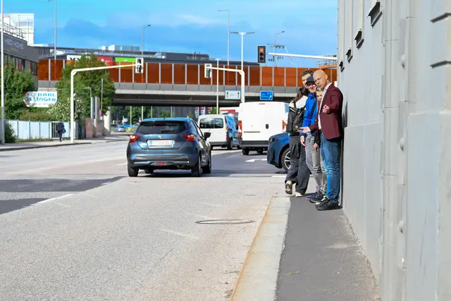 An manchen Stellen ist der Gehweg an der vielbefahrenen Hafenstraße nur 90 Zentimeter breit. | Foto: Stadt Linz