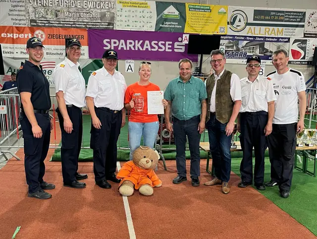 Die Ehrengäste mit den Feuerwehr-Verantwortlichen. | Foto: Linsbauer