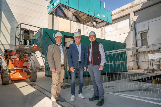 Gruppenfoto mit Helmen