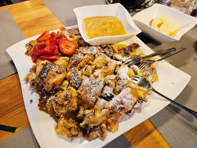 Kaiserschmarren mit Apfelmus: Üppige Portion des traditionellen Desserts mit süßer Beilage. | Foto: Genussspecht