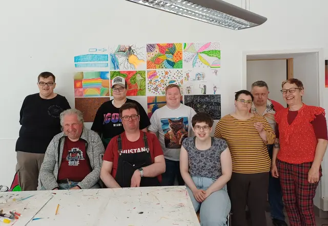 Die Künstlerinnen und Künstler aus den Caritas-Werkstätten: Hans Obritzhauser, Robert Kastner, Denise Vrochta, Michael Wurm, Jessica Gamsjäger, Susanne Buxbaum, Rudi Rester und Andrea Brunner-Forafellner. | Foto: Caritas St. Pölten