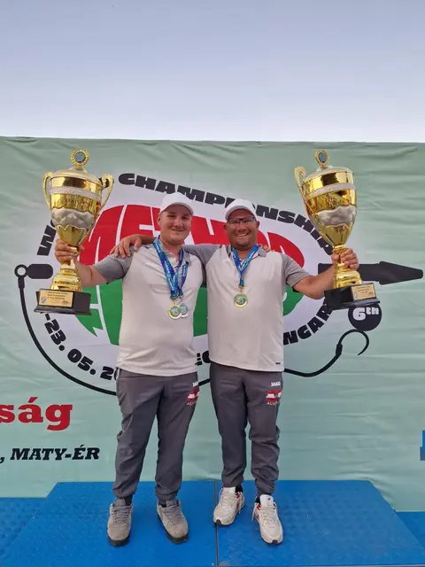 Die beiden Breitenbrunner Maximilian und Christian Eisner konnten bei der Method-Feeder-Fishing-Weltmeisterschaft mit der österreichischen Nationalmannschaft den Titel holen.  | Foto: Eisner