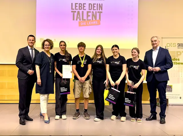 Bildungsdirektor Karl Fritthum, Landesrätin Christiane Teschl-Hofmeister, Denise Traxler, Gold-Gewinner Leon Brandl, Jana Sekora, Laura Lechner, Emilia Harsch und WKNÖ Vizepräsident Christian Moser bei der Siegerehrung im Wifi St. Pölten. | Foto: zVg (Sonja Lechner)