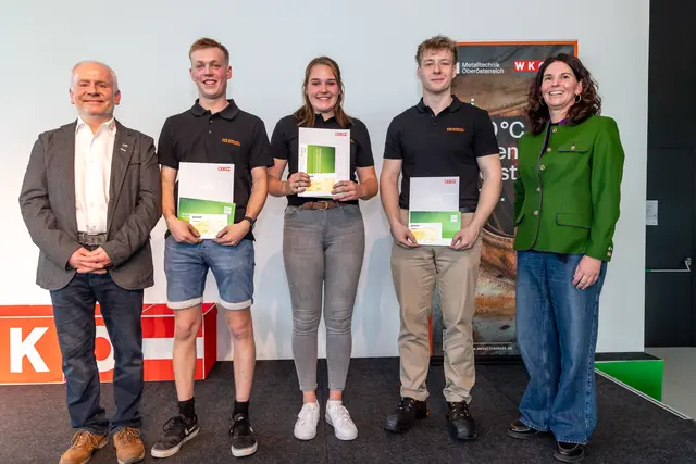 Die Sieger in Stahlbautechnik/Schweißtechnik mit Gratulanten (v. l.): Alois Hinterer, Bundes- und Landeslehrlingswart Metalltechnik, Felix Schmidseder (2.Platz), Michelle Huber (1. Platz), Simon Peter Reischl (3. Platz), Landesinnungsmeister-Stellvertreterin Verena Majer. | Foto: Cityfoto
