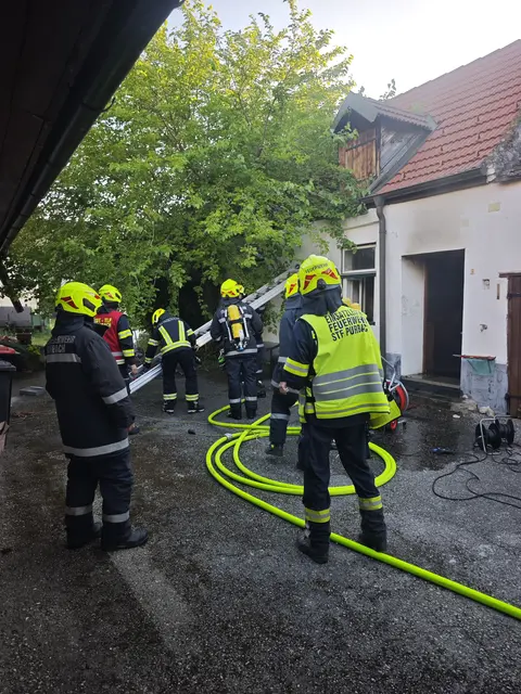 Einsatzkräfte der Feuerwehr Purbach bekämpften am Montagabend einen Brand in einer Abstellkammer eines Streckhofs. | Foto: BFKDO EU/Rene Fasching