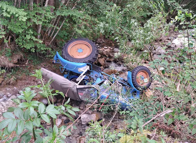 Der Traktor stürzte bei Holzarbeiten rund zwei Meter in ein Bachbett. Der 74-jährige Fahrer wurde verletzt mit dem Rettungshubschrauber ins Krankenhaus St. Johann gebracht. | Foto: zoom.tirol