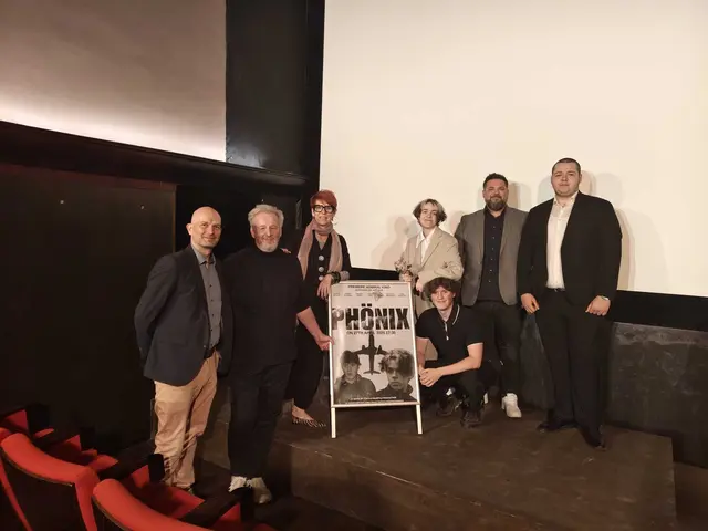 Michael Schöpf (AMS Schwechat), Robert Saphin(Projektleiter Phönix), Eva Wienerroither (ehem. AMS Schwechat), Marie Horvath, Fabian Brabec, Markus Hartinger (AMS Schwechat), Sandro Ernst. | Foto: AMS Schwechat/zVg