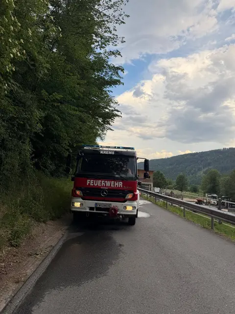 Die Feuerwehrleute banden die auslaufenden Betriebsmittel. | Foto: FF Krems