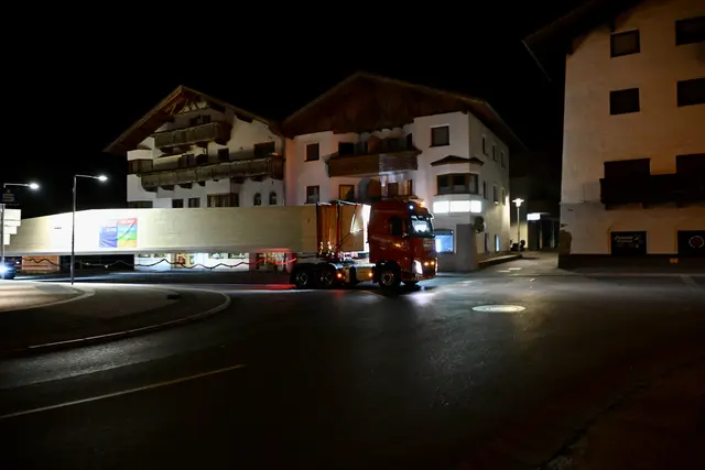 Schritte 1: Quer über den Platz und ein gutes Stück in die Straße Richtung Neu-Götzens. | Foto: Hassl