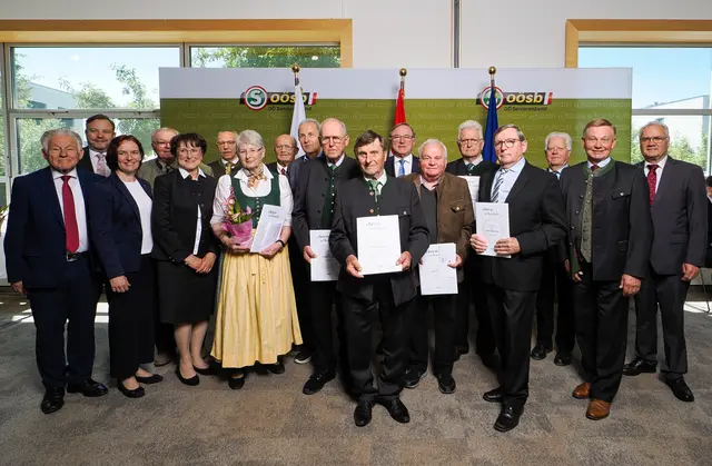 Landesobmann LH a.D. Josef Pühringer, Landesgeschäftsführer BR Franz Ebner und der Bezirksobmann von Steyr-Land Bgm. Johann Singer mit den geehrten Funktionären sowie Ehrengästen aus der Region bei der Ehrungsfeier.
 | Foto: OÖ Seniorenbund