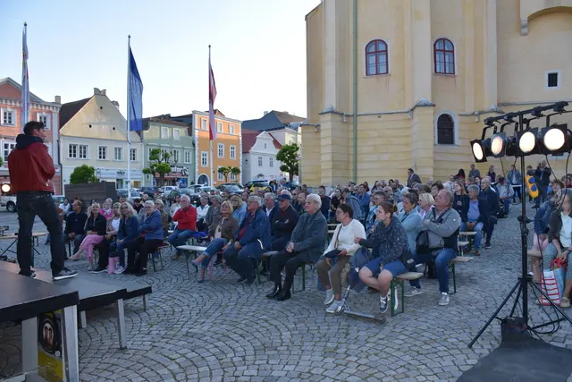 Zahlreiche Besucher genossen den Theaterabend unter freiem Himmel. | Foto: Alexandra Goll