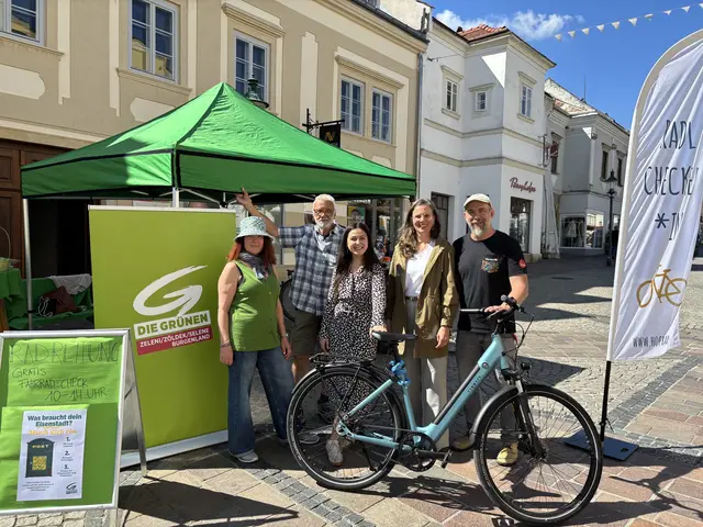 (v.l.) Bettina Kalcher und Peter Röder aus der Grünen Gemeindegruppe Eisenstadt, Klubobfrau Samara Sánchez Pöll, Landessprecherin Anja Haider-Wallner, „Herr Hofrad“ Rad-Experte Albi Chmelar
 | Foto: Grüne Eisenstadt
