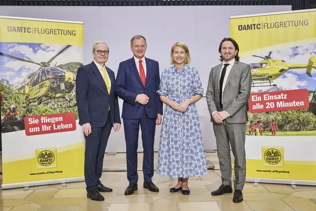 Karl Pramendorfer (Präsident ÖAMTC Oberösterreich), Landeshauptmann Thomas Stelzer, Gesundheitslandesrätin und LH-Stv.in Christine Haberlander und  Marco Trefanitz (Geschäftsführer ÖAMTC Flugrettung)  | Foto: Land OÖ/Mayr