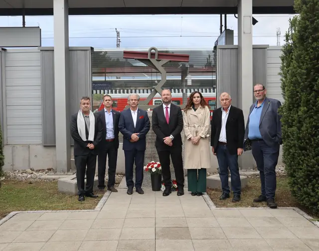 Frederik Schmidsberger, Landtagsabgeordneter Reinhard Ammer, Bürgermeister Peter Groiß, Jan Brunner, Judith Kohlenberger, Rudi Loidl und Willihelm Seufer-Wasserthal (v.l.). | Foto: Mauthausen Komitee Vöcklabruck
