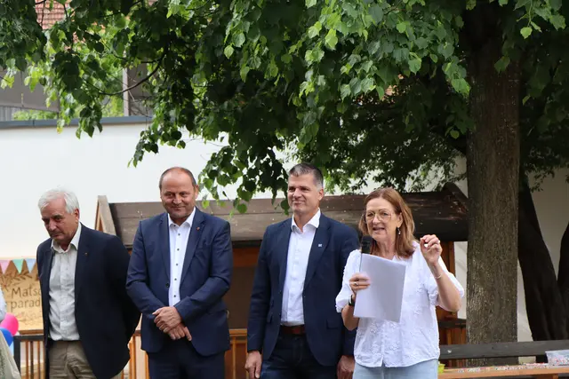 Kindergartenleiterin Beate Wolfarter begrüßte die Gäste. | Foto: Thomas Seelos