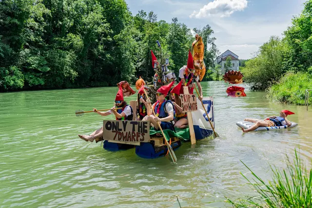 Neben kreativen Bootsbauten und spannenden Rennen erwartet die Besucher:innen ein ganztägiges Partyprogramm | Foto: Daniel Lengauer