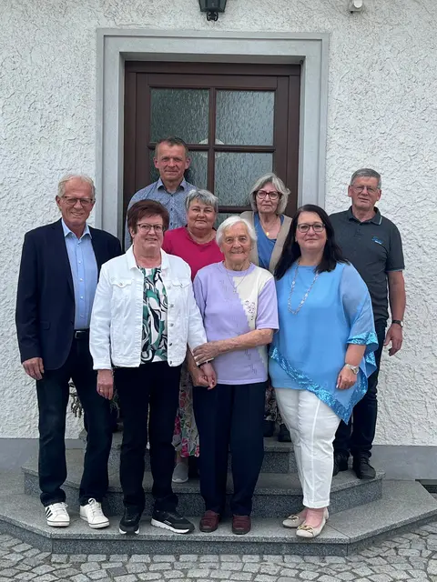 v.li.n.re.: GGR Franz Hinterleitner, Hannelore Melber (Pfarre), Reinhard Schachinger (ÖVP und Bauernbund), Walburga Steiner (Seniorenbund), Jubilarin Rosa Aschauer, Gabi Steininger (Seniorenbund), Bgm. Eva Schachinger, Adolf Steiner (Diakon) | Foto: privat