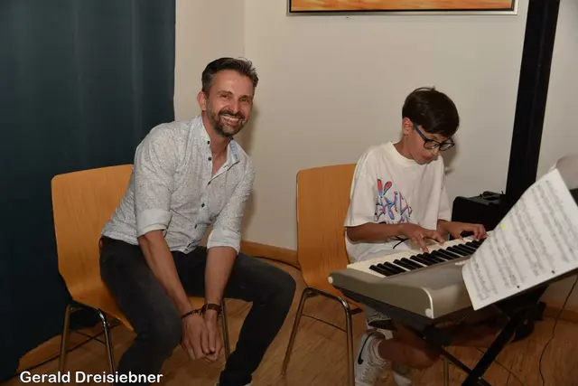 GF von MuSPop Roland Graßmugg mit Schüler Anton Pucher | Foto: Gerald Dreisiebner