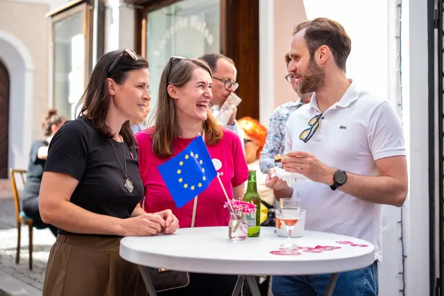 Neos OÖ-Finanzreferentin Katharina Ehrenfellner, Neos-Gmunden-Stadträtin Linda Windbichler und Neos-Landessprecher Felix Eypeltauer.

 | Foto: NEOS OÖ