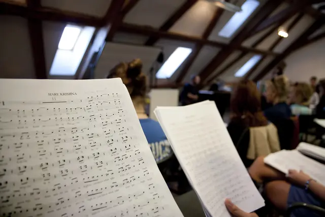 Chor mit Partituren bzw. Notenblättern (Symbolbild). | Foto: smarterpix/skopal