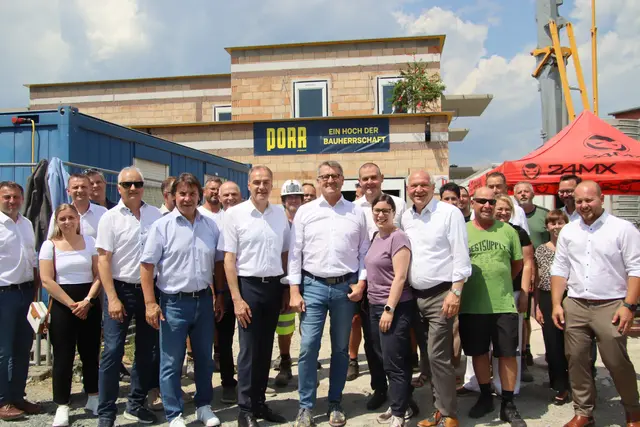 Ehrengästen und Bauarbeiter begingen die Gleichenfeier. | Foto: Martin Wurglits