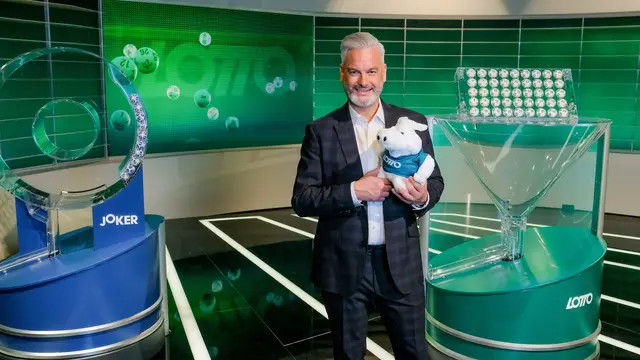 Lotto-Moderator Thomas May mit dem Lotto-Schwein aus Plüsch. | Foto: ORF/Günther Pichlkostner