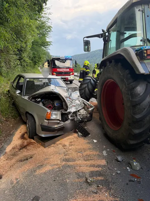 Beide Fahrzeuge wurden beim Aufprall schwer beschädigt. | Foto: FF Krems