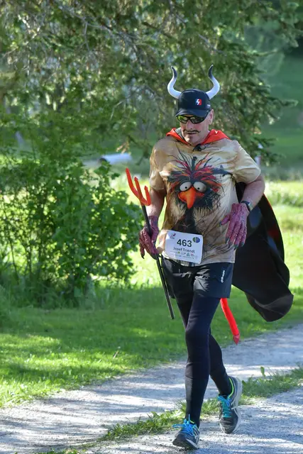 Die abwechslungsreiche Strecke führte die Läuferinnen und Läufer vorbei an der namensgebenden Teufelsmühle. Mehr als 400 Teilnehmerinnen und Teilnehmer sorgten beim 20. Teufelsmühlenlauf in Rinn für eine Rekordbeteiligung.
 | Foto: Teufelsmühlenlauf 2026