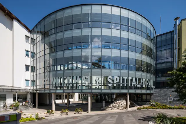 Die 68-jährige Beifahrerin soll ins Krankenhaus Spittal an der Drau gebracht worden sein. (Archivfoto) | Foto: KH Spittal