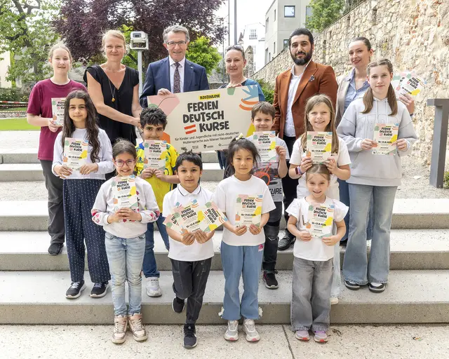 Charlotte, Janine Fischer (Obfrau Verein Startklar), Integrationsstadtrat Franz Piribauer, Bettina Szabo (Verein Startklar), Integrationsgemeinderat Kanber Demir, Sanida Dajic (Gruppe Integration) mit Umay, Rami, Maria, Velik, Muchen, Omar, Nahla, Nadin und Gloria. | Foto: Stadt Wiener Neustadt/Weller