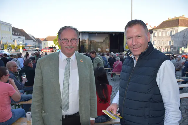 Bürgermeister Stefan Lang begrüßte gemeinsam mit Richard Hogl die Gäste. | Foto: Alexandra Goll