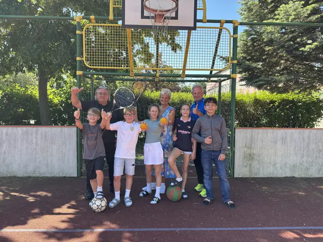 Ernennung zur Sportmittelschule ist Ergebnis jahrelanger Bemühungen: Direktor Bernhard Aschinger, Lehrerin und Schulstadträtin Elisabeth Schüttengruber-Holly und Sportlehrer Werner Althammer mit einigen Kindern aus der Sportklasse. | Foto: Alexandra Goll