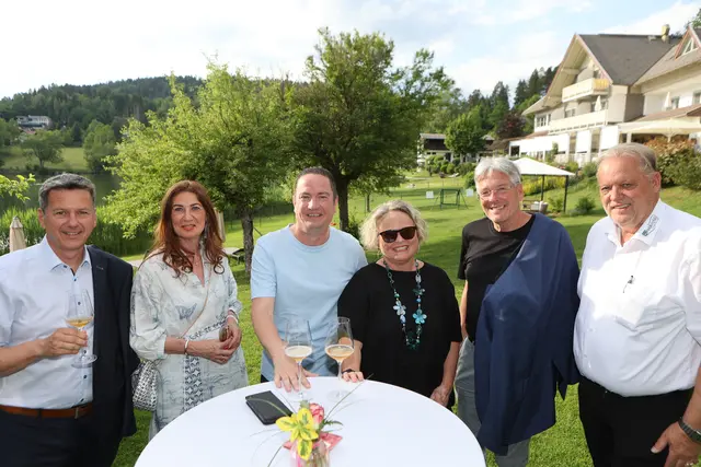Landeshauptmann Daniel Fellner, Bezirkshauptfrau Claudia Egger, Gastgeber Otto Hoffmann, Justizministerin a. d. Claudia Bandion-Ortner, Alt-Landeshauptmann Peter Kaiser, Bürgermeister Martin Treffner (v.l.) | Foto: aufgeschnappt.at