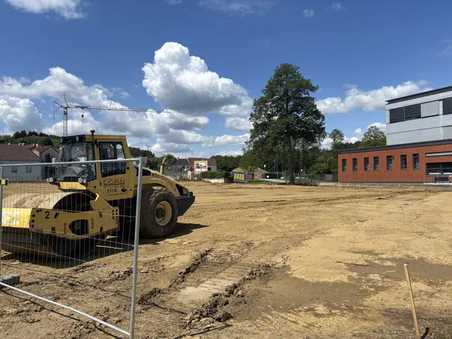 Neben dem HAK-Schulgebäude wird während der Bauphase ein provisorischer Parkplatz für die Autos der Lehrer und Schüler errichtet. | Foto: Martin Wurglits