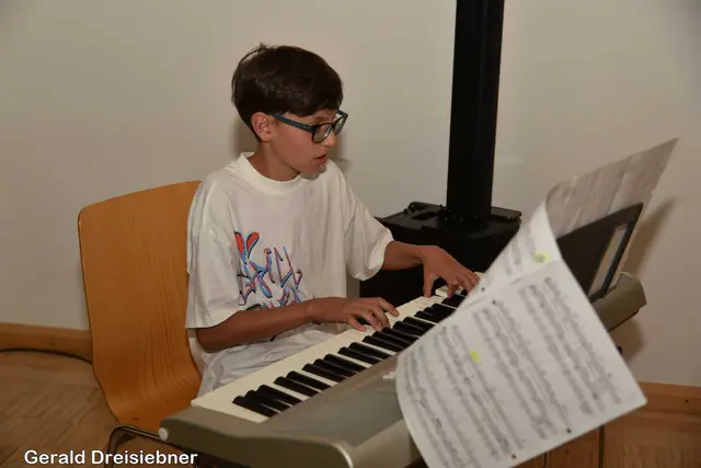 Musikschüler von Muspop Anton Pucher auf dem Keyboard  | Foto: Gerald Dreisiebner