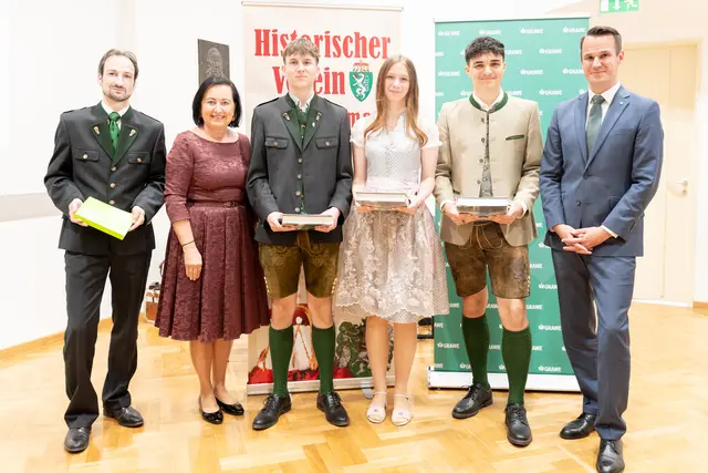 Ehrung (v. l.): Martin Feiner, Bildungsdirektorin Elisabeth Meixner, Lorenz Krammer-Rößl, Michelle Bachatz, Laurin Schrotter, Landesrat Stefan Hermann | Foto: Land Steiermark/Melanie Laimer