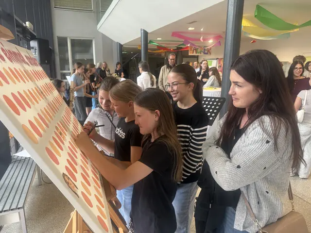 Unter dem „BlickBunt“ präsentierten die jungen Künstler:innen eine beeindruckende Vielfalt an Zeichnungen, Malereien und kreativen Werkstücken.  | Foto: Sport/Mittelschule St. Valentin